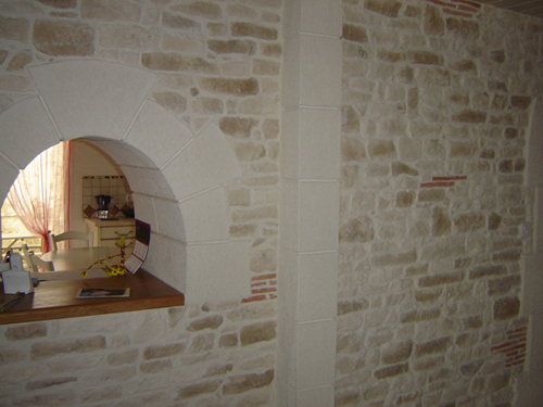 Parement en pierre par Arti platre pour la déco intérieur d'un particulier